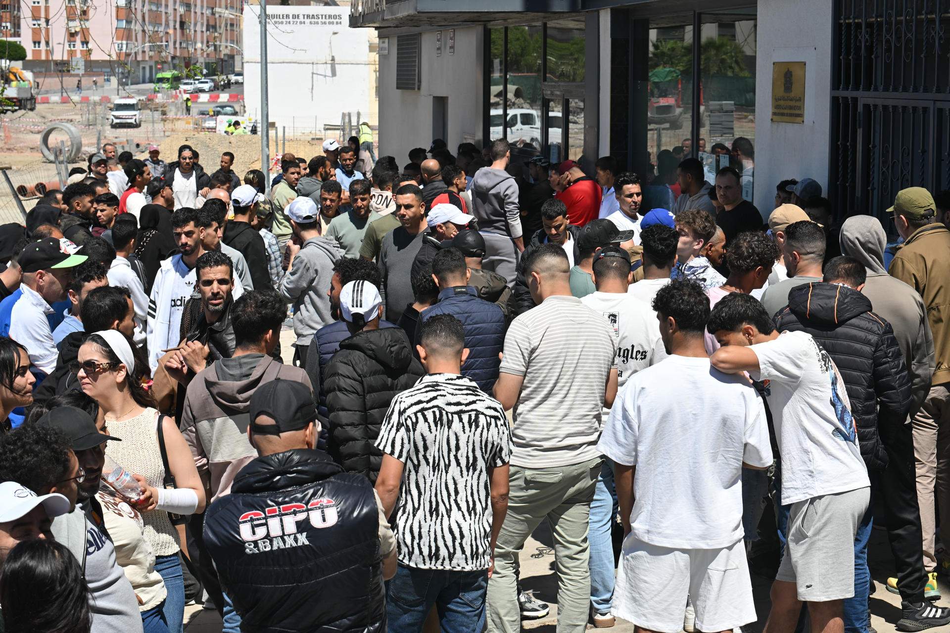 La regularització d’immigrants encén la política espanyola: PP i Vox, en peu de guerra