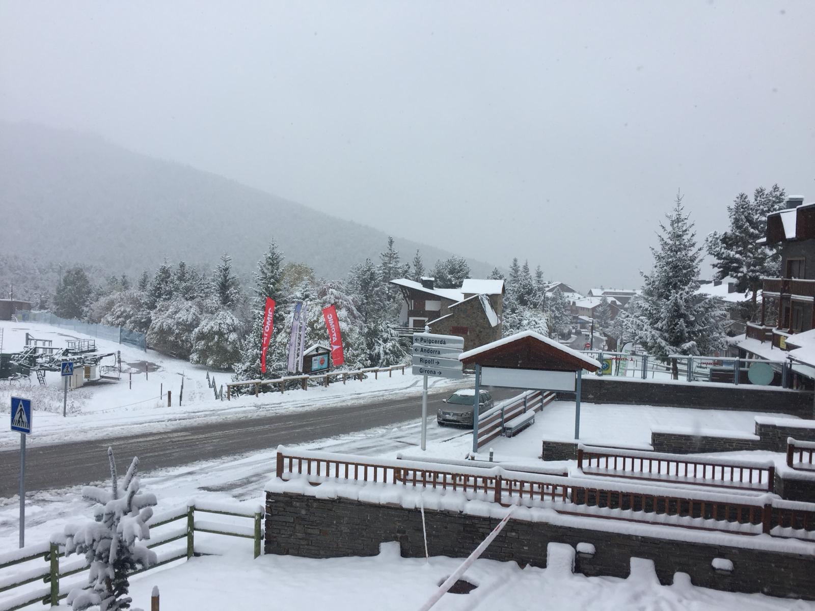 La primera nevada deja grosores de más de 15 cm en el Pirineo