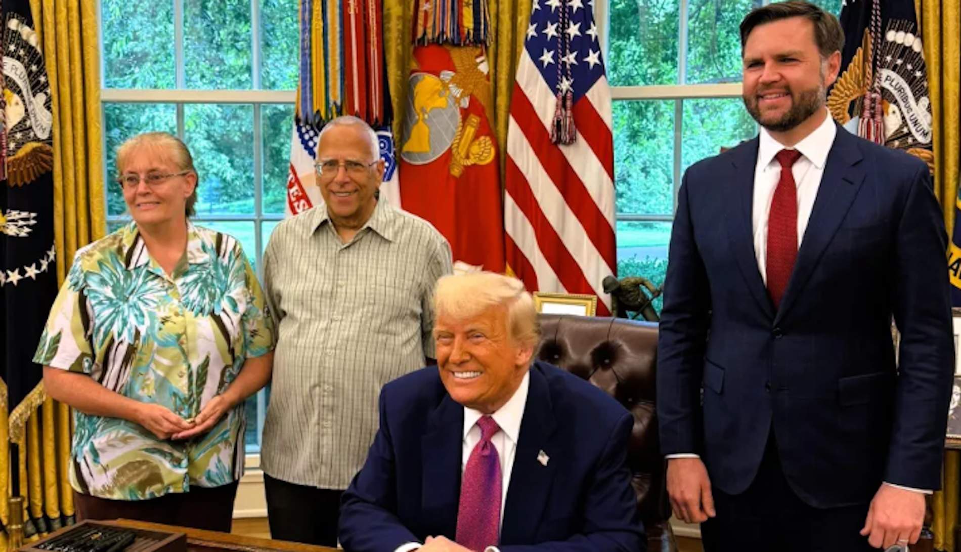 Donald Trump con Louis Prevost, el hermano mayor del papa León, su mujer y el vicepresidente JD Vance