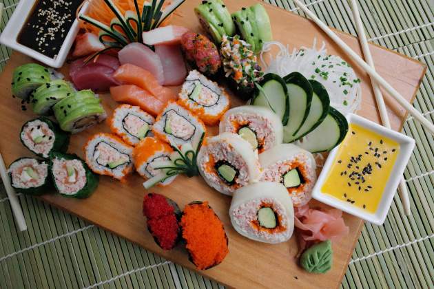 Un plato de sushi. Foto: Pexels