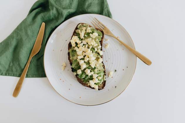 Torrada d'alvocat amb formatge feta. Foto: Pexels