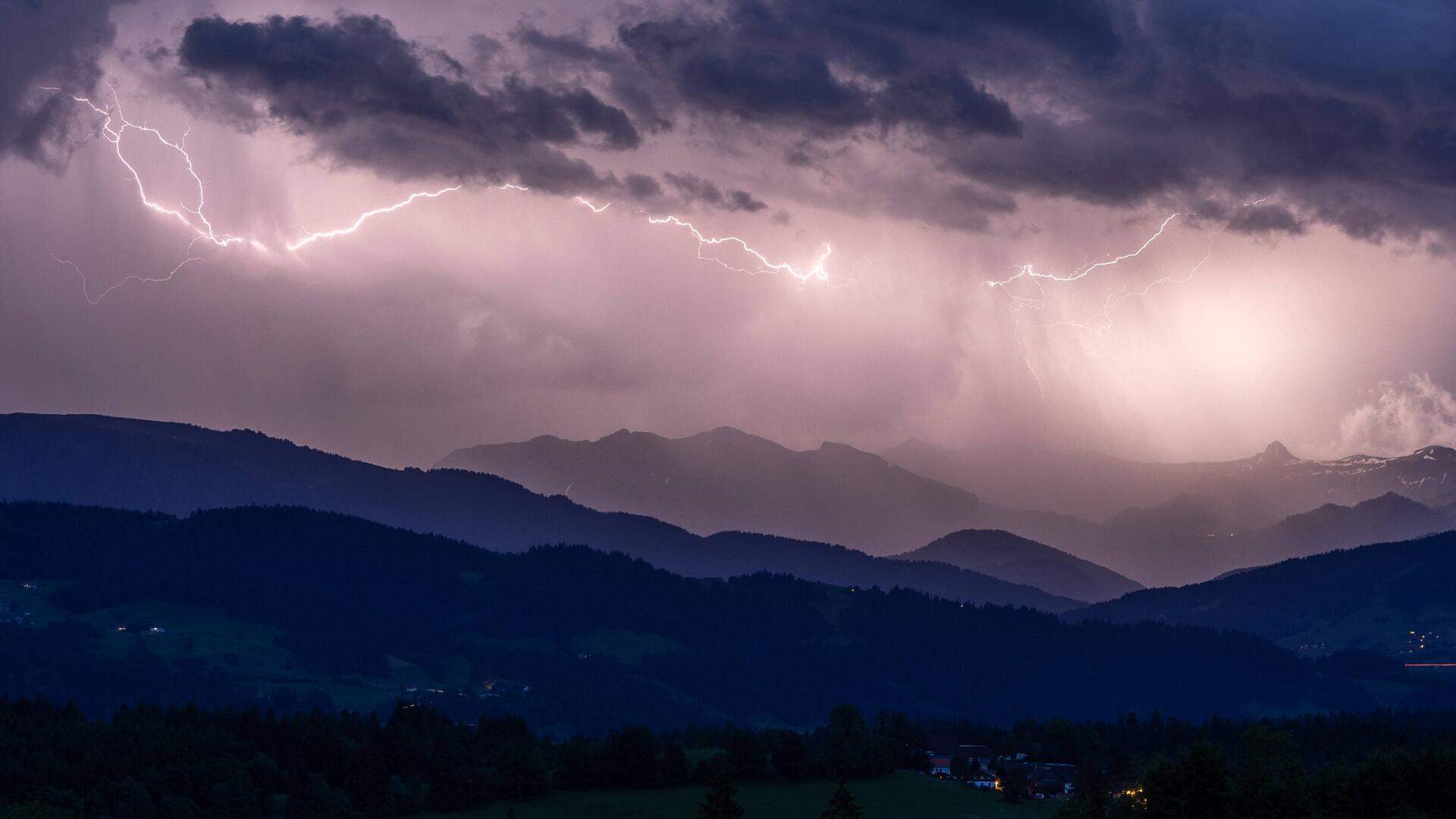 Festival de tormentas en media Catalunya: domingo de chubascos con granizadas locales