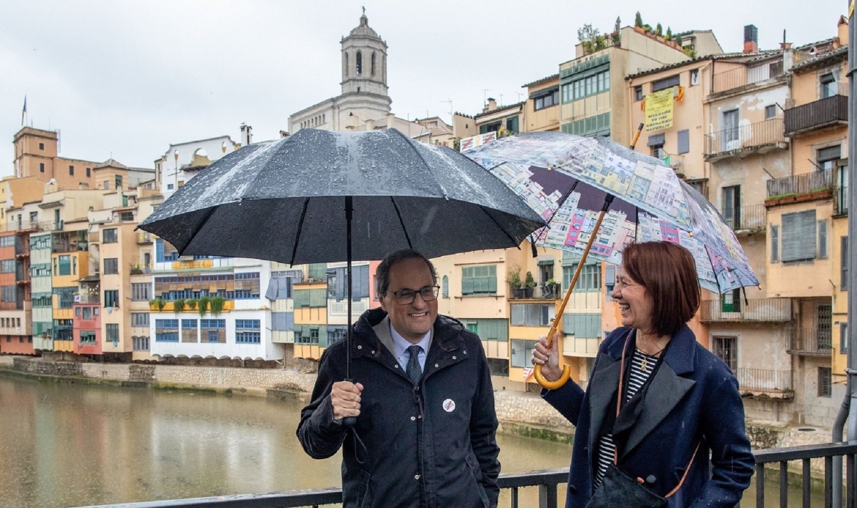 Torra se acuerda de Puigdemont en su primera visita institucional a Girona