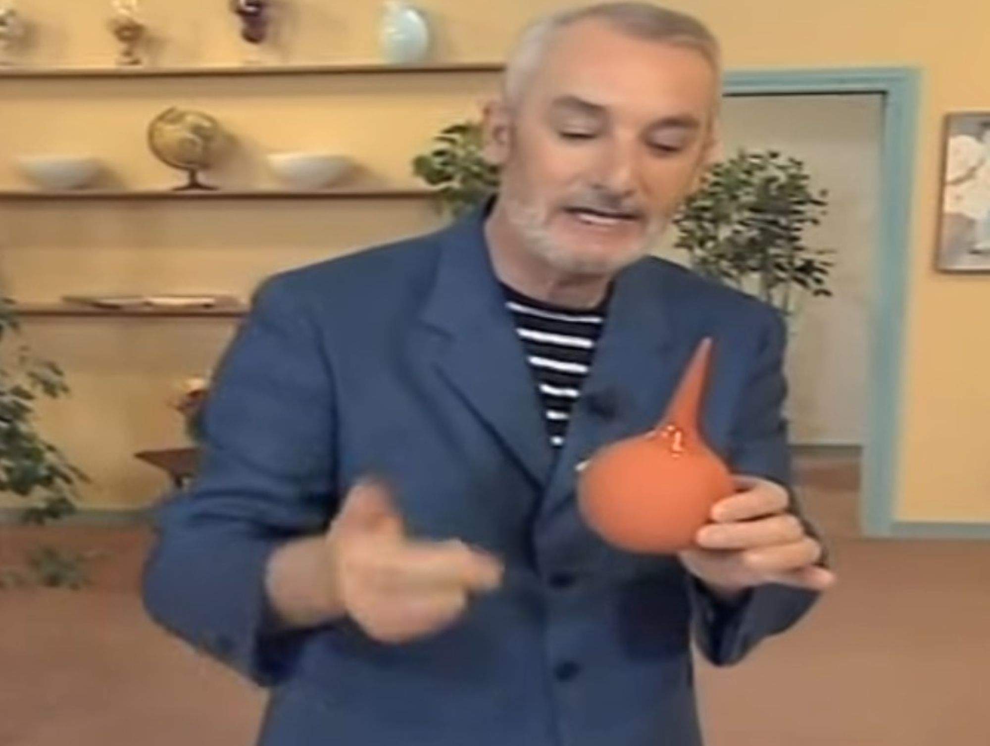 Muere Txumari Alfaro, el naturópata que aconsejaba tomar café por el recto y beber orina, a los 73 años