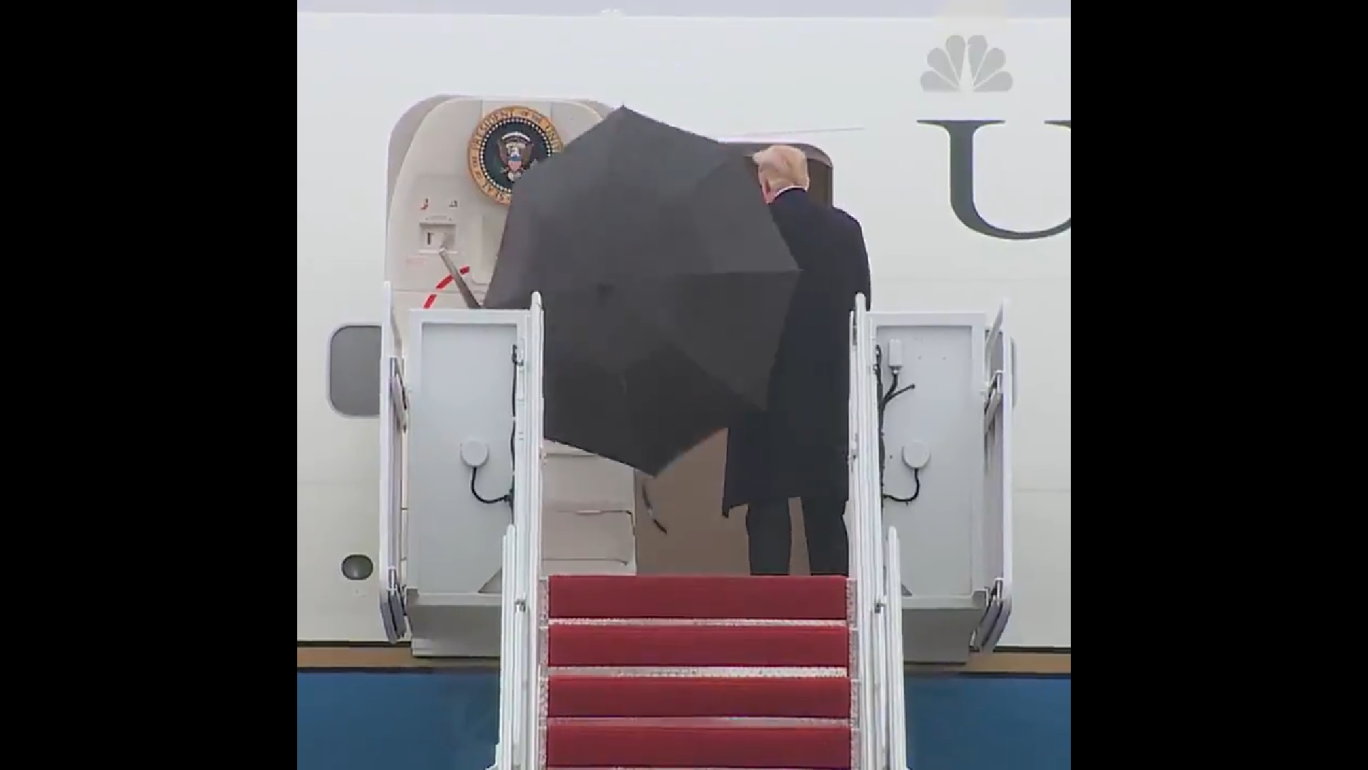El estrambótico gesto de Trump antes de entrar en el avión