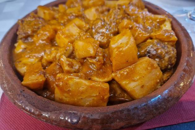 Sepia con albóndigas del restaurante El Jardí. / Foto: Esmorzarsdeforquilla.cat