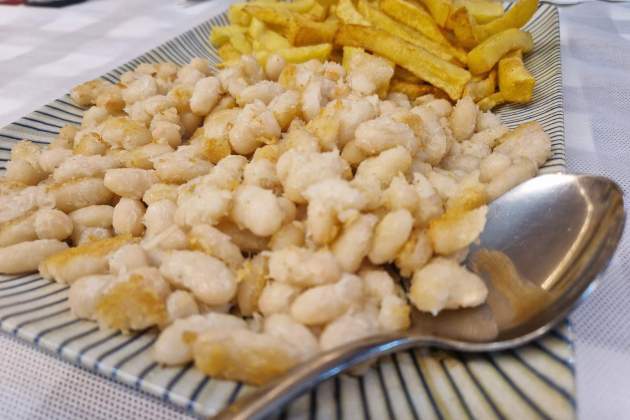 Judías del ganxet y patatas fritas del restaurante El Jardí. / Foto: Esmorzarsdeforquilla.cat