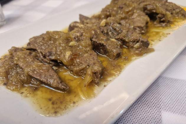 Hígado con cebolla del restaurante El Jardí. / Foto: Esmorzarsdeforquilla.cat