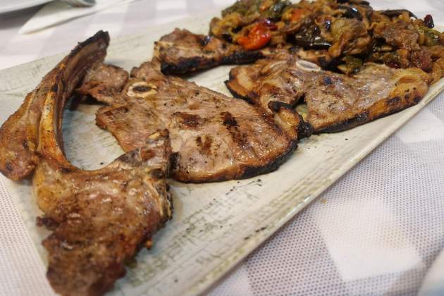 Cordero con samfaina del restaurante El Jardí. / Foto: Esmorzarsdeforquilla.cat