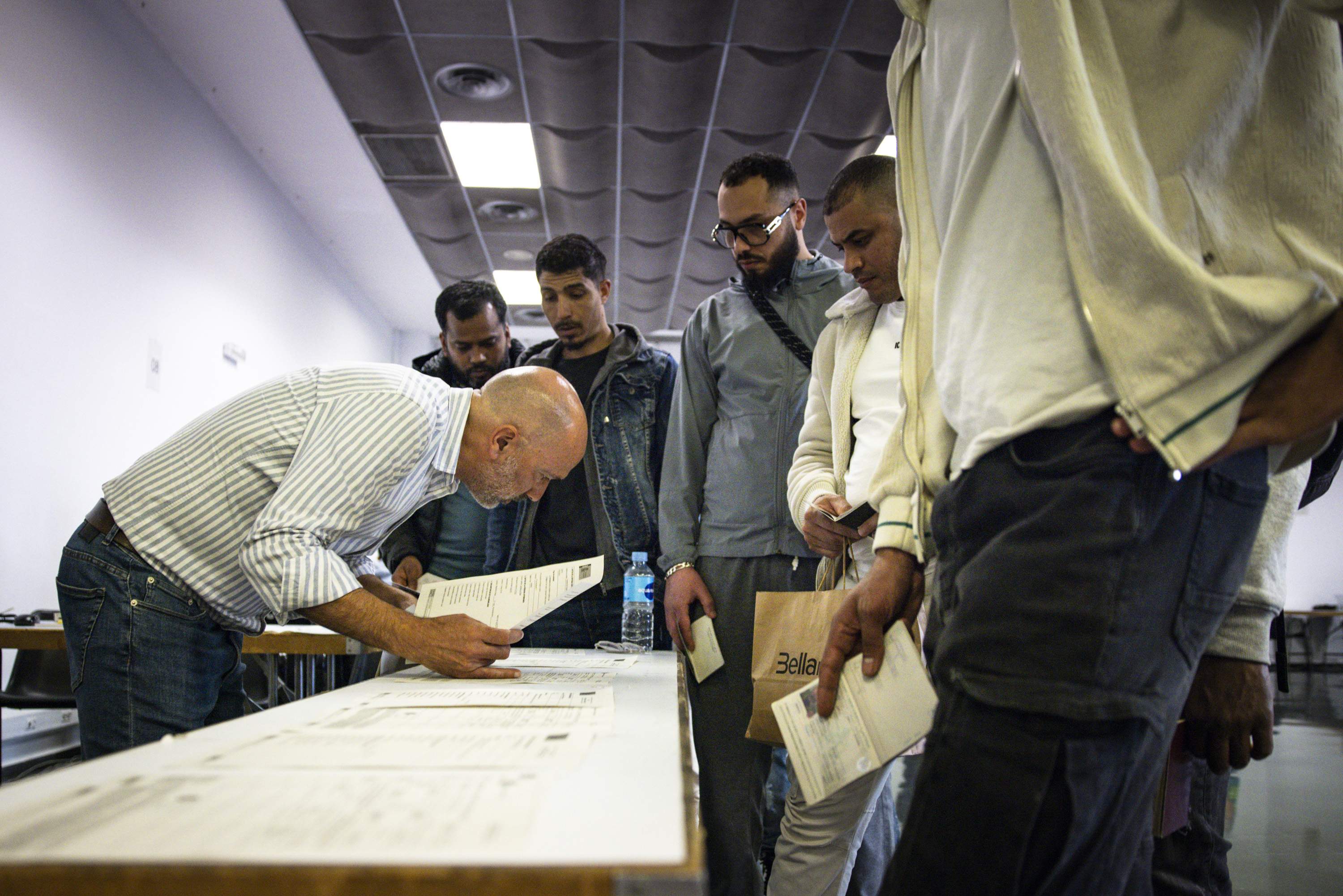 Junts i PP denuncien el "col·lapse" dels ajuntaments per la regularització d'immigrants: "Estan sols"