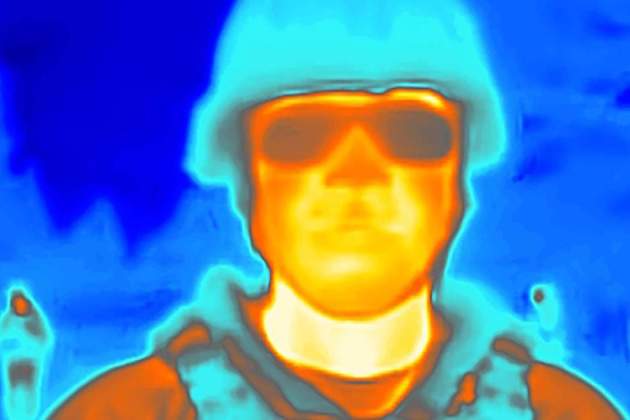 Un membre de l'exèrcit estatunidenc captat amb una càmera tèrmica