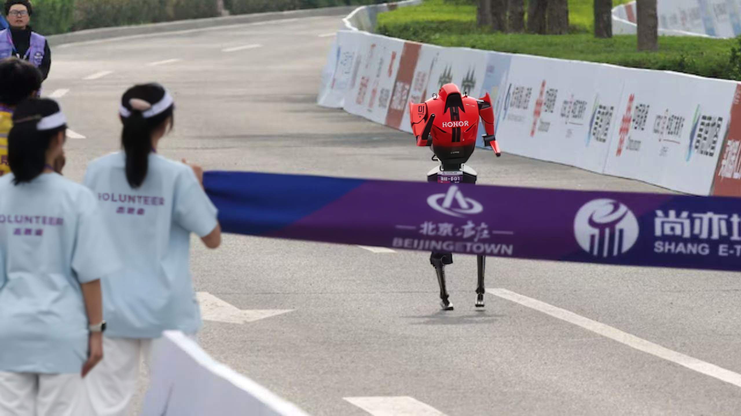 La maratón de robots de Pekín tenía hasta paradas en boxes al estilo F1