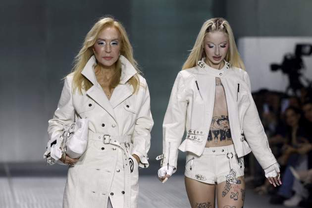 Carmen Lomana desfilant amb Metrika per Dominico a la setmana 080 de Barcelona / Gtres