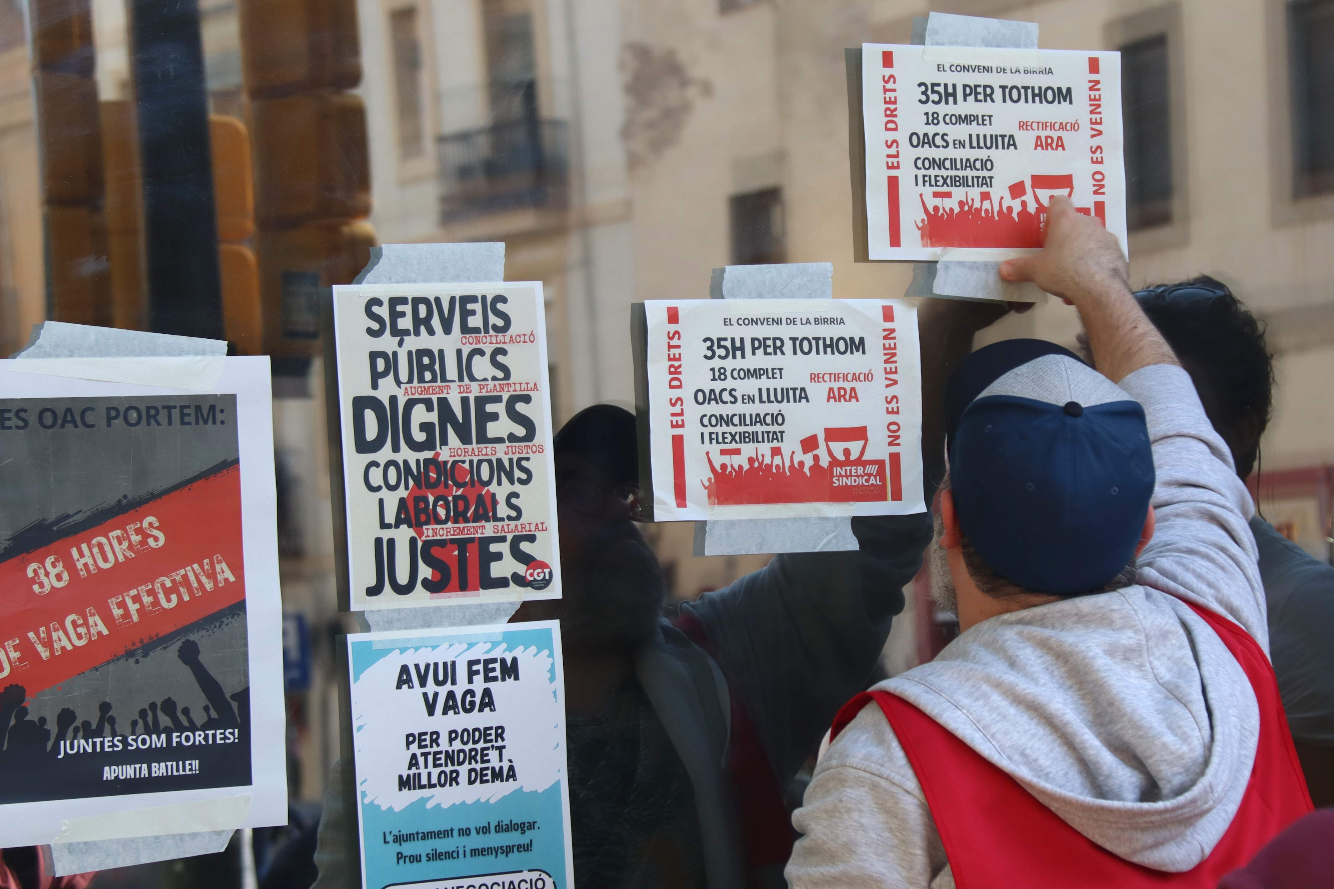 Primera jornada de vaga de bibliotecaris a Barcelona a les portes de Sant Jordi