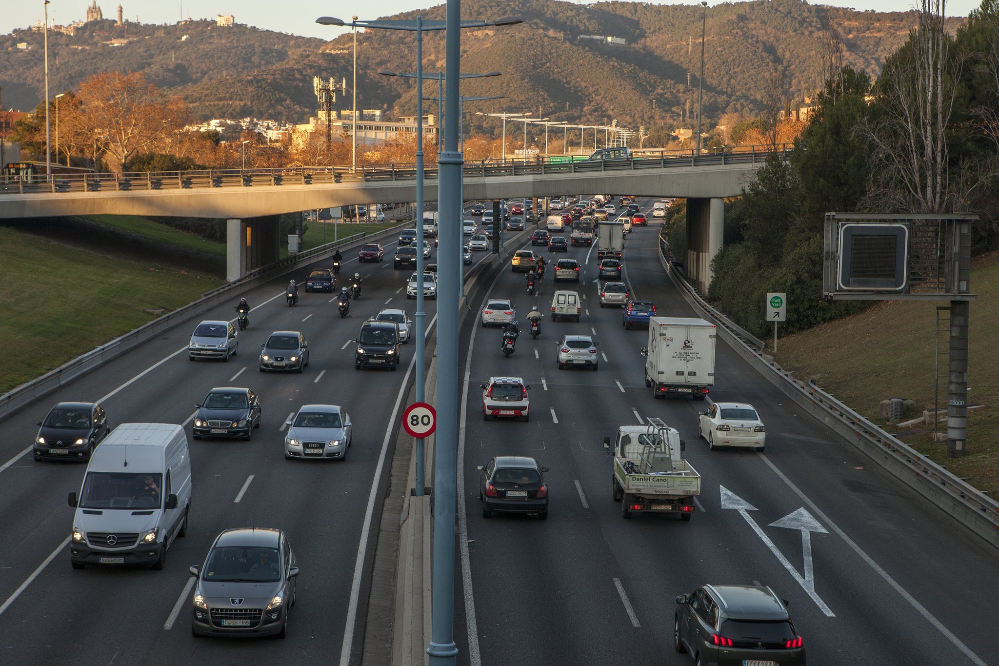 Las constructoras proponen implantar 'peajes inteligentes' en Barcelona y Madrid