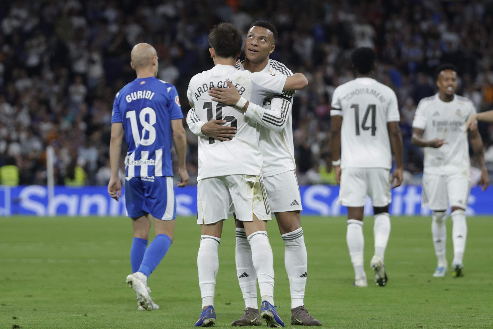 El Real Madrid hace los deberes entre pitos contra el Alavés (2-1) y no abandona el milagro de la Liga