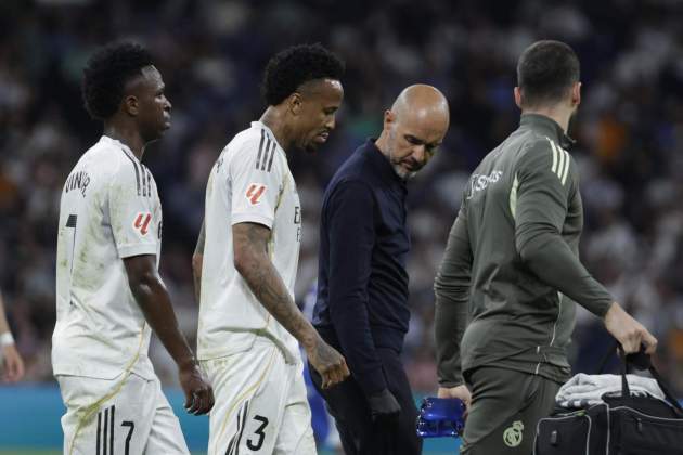 Militao abandona el Bernabéu lesionado / Foto: EFE
