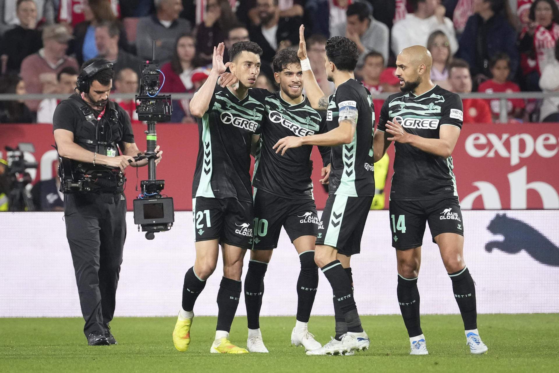 El Girona cae contra el Betis (2-3) en un gran partido y se aleja de las posiciones europeas