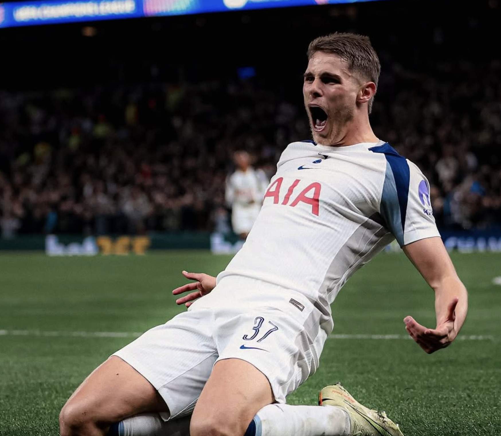 El mejor de la Premier League pide a sus agentes que abran negociaciones con el Barça para jugar con Cubarsí