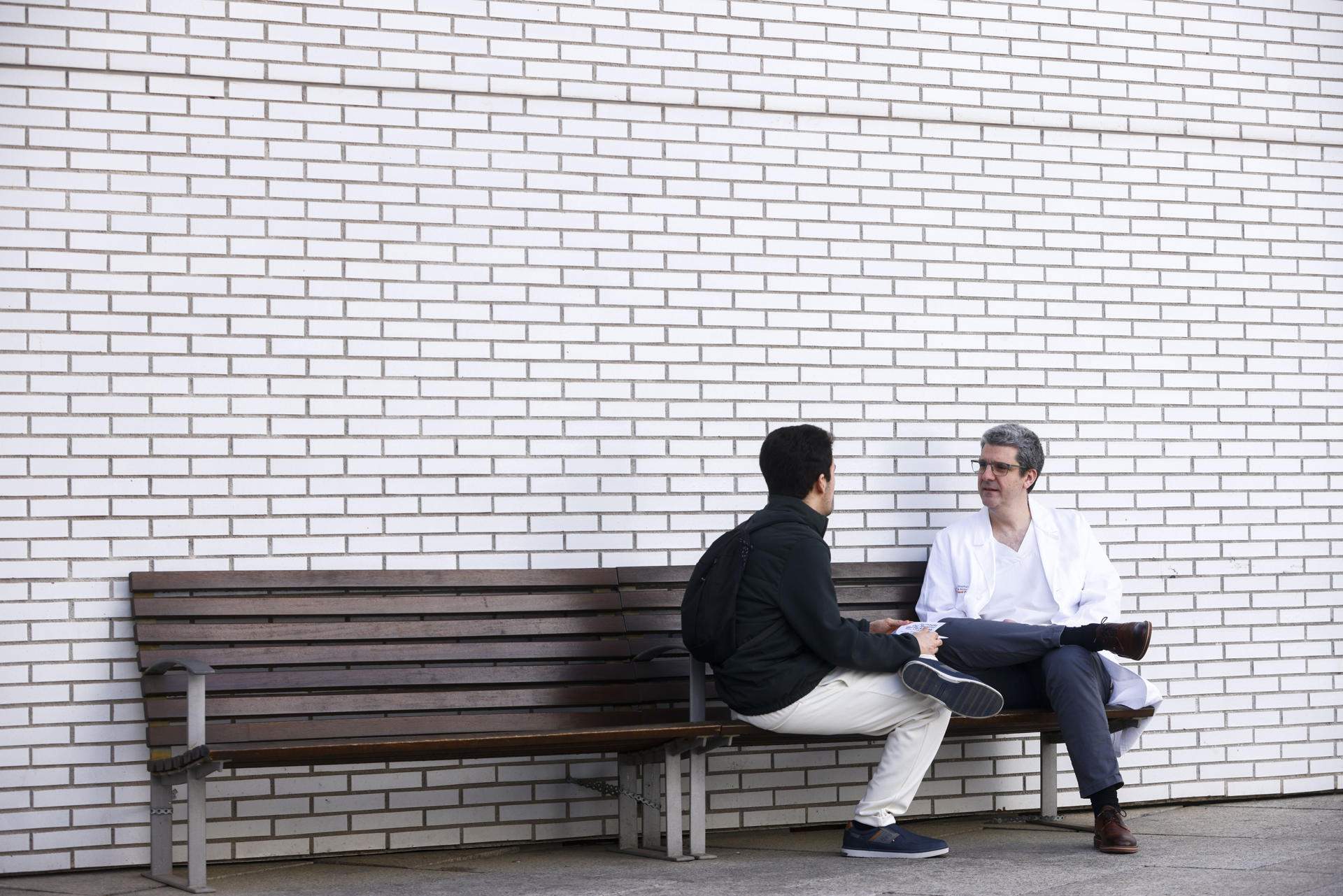 El 'Josep' conversa amb el neuròleg de l'hospital de San Pau, Javier Pagonabarraga (EFE)
