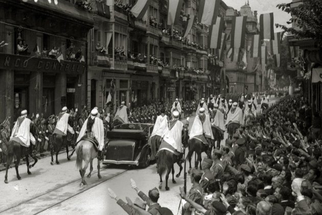 Francisco Franco escortat per la Guàrdia Mora visita Sant Sebastià una vegada finalitzada la guerra (8 de 8) Fons Marín Kutxa Fototeka