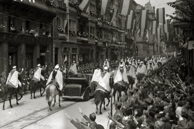 Francisco Franco escoltado por la Guardia Mora visita San Sebastián una vez finalizada la guerra (8 de 8)   Fondo Marín Kutxa Fototeka