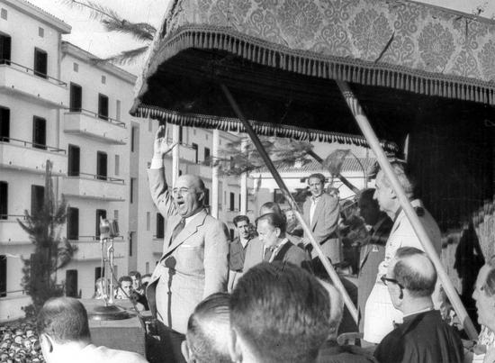 L'Ajuntament retirarà les medalles concedides a Franco i a la Secció Femenina