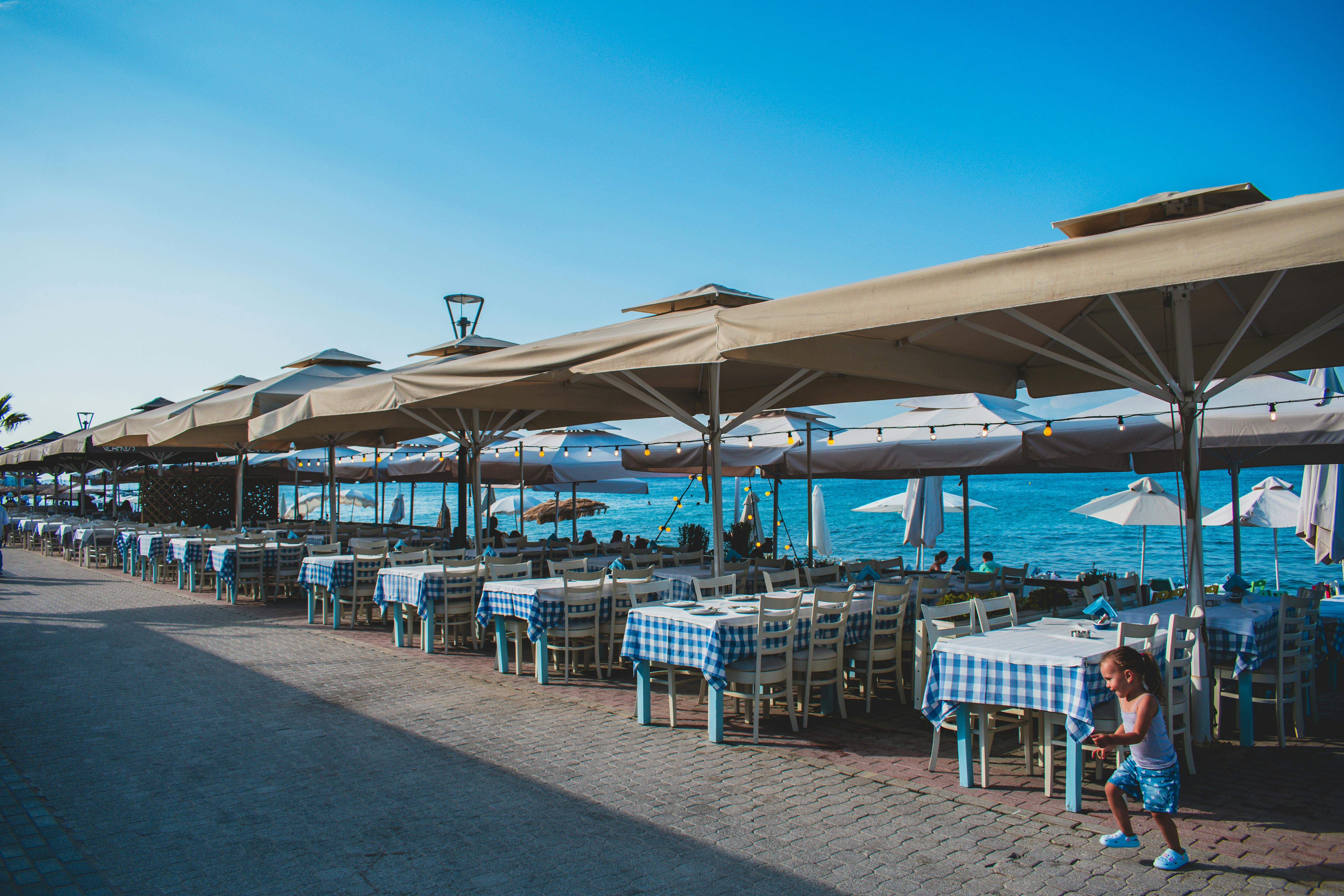 Los chefs recomiendan que evites comer en locales con fotos en sus cartas porque son una trampa