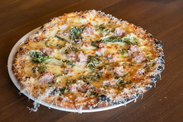 La pizza de botifarra del nou Romo. / Foto: Marta Garreta