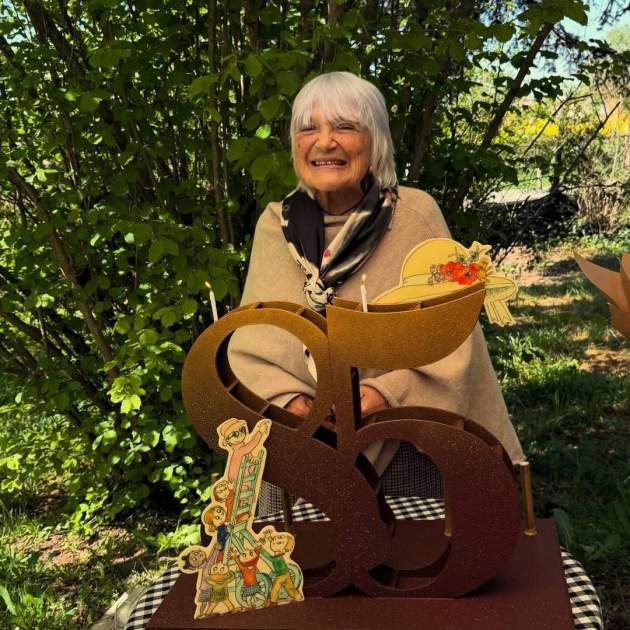 Pilarín Bayès hace 85 años y sopla las velas en esta increíble figura de chocolate / Instagram