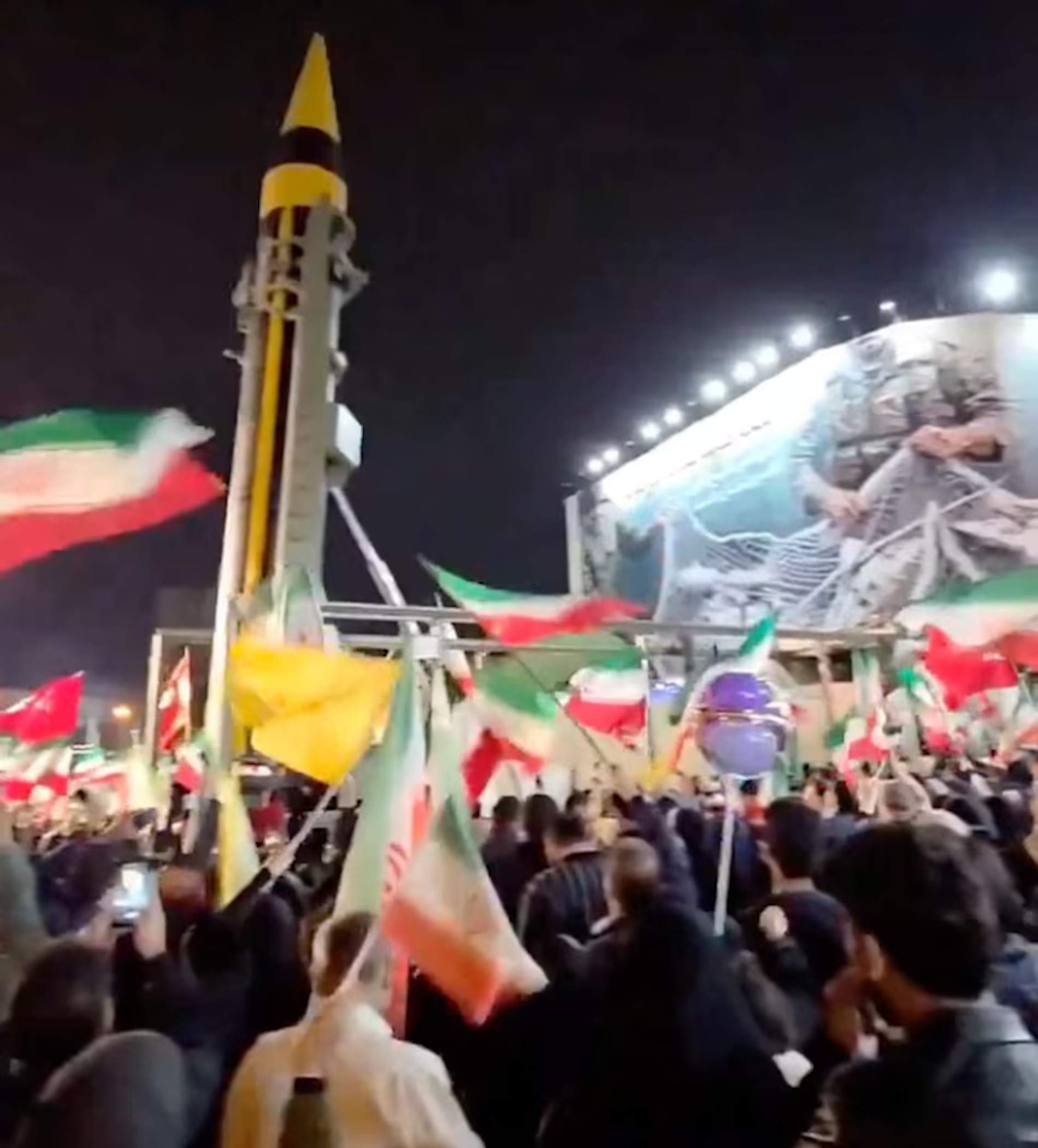 El míssil exhibit a la plaça de la Revolució de Teheran