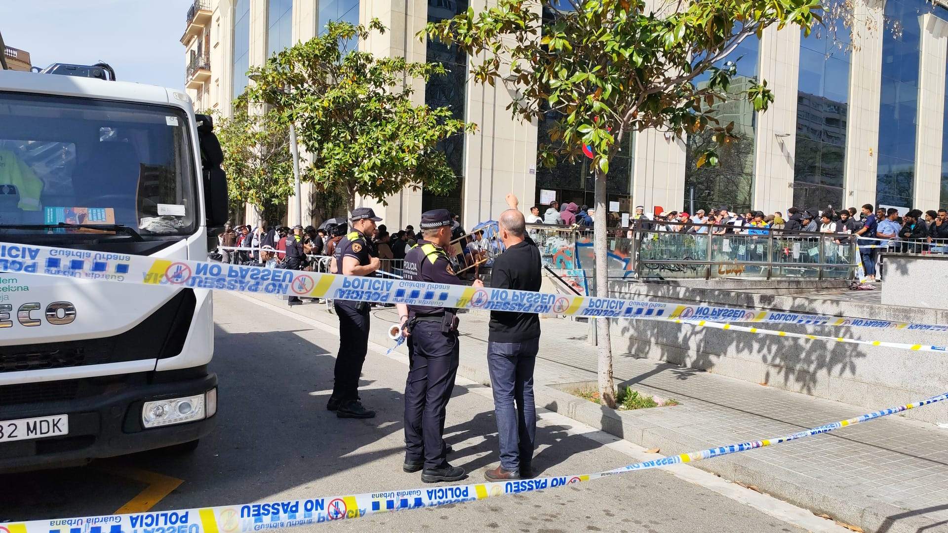 Guàrdia Urbana i Servei per a immigrants  del carrer Tarragona. Regulació extraordinària