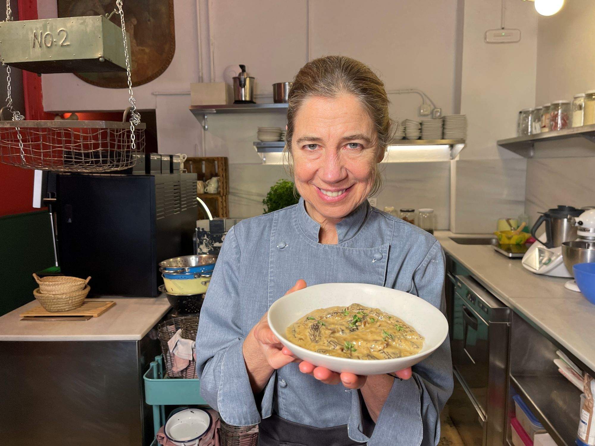 Así es como se preparan unas buenas colmenillas a la crema: el paso a paso de Ada Parellada