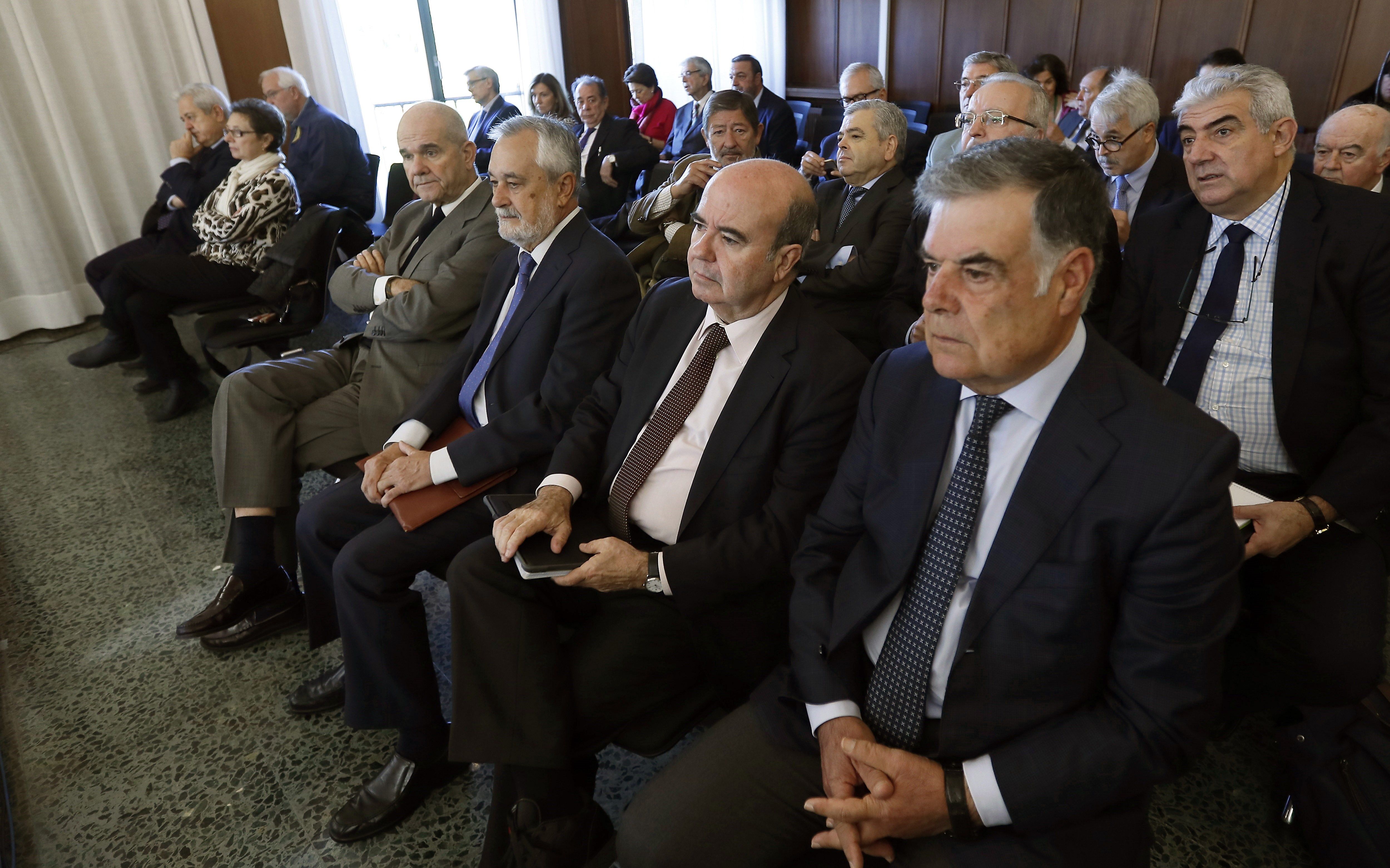 El Constitucional revoca la condena a Chaves y Griñán por los ERE