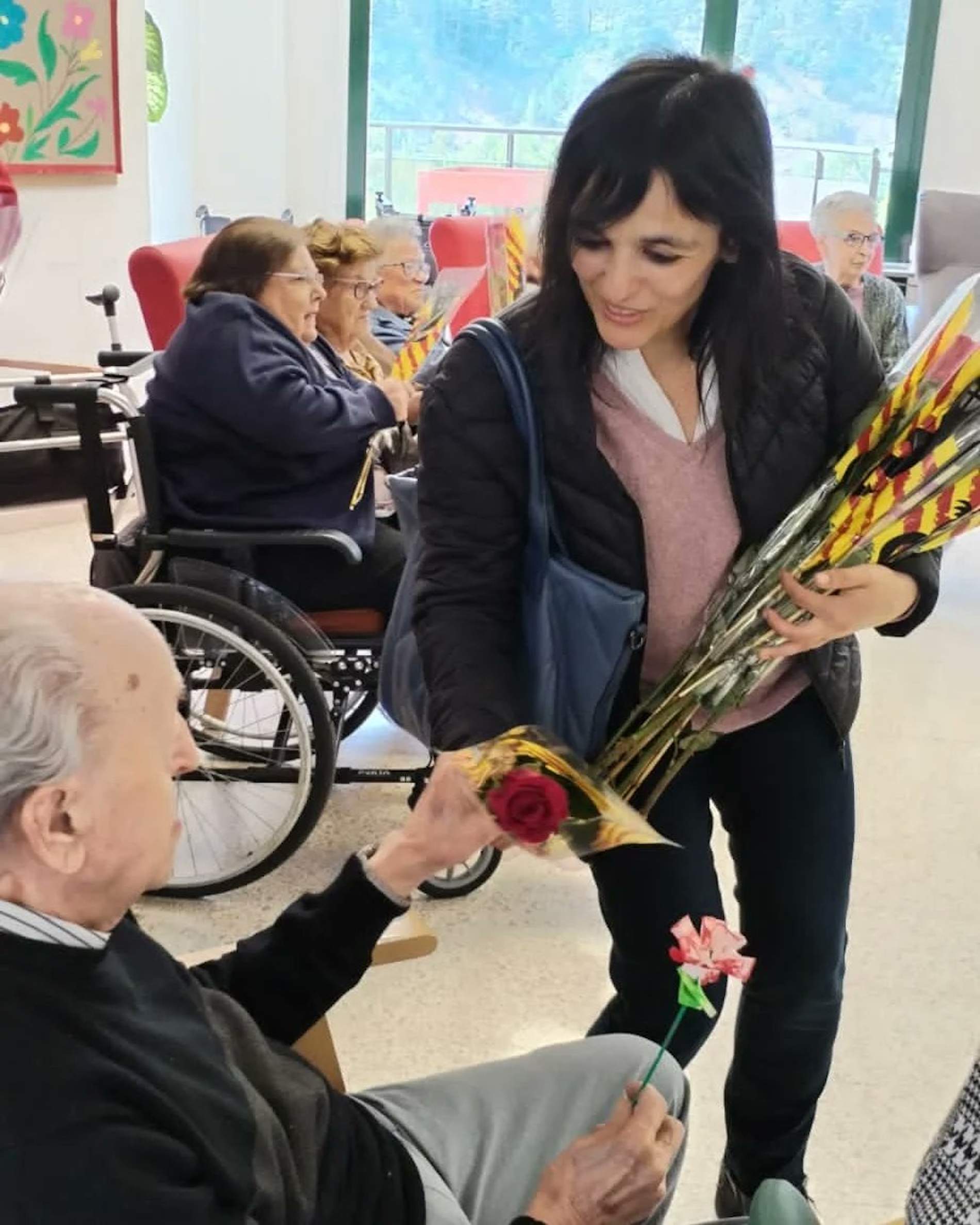 Silvia Orriols, repartint roses per Sant Jordi (@orriolsderipoll)