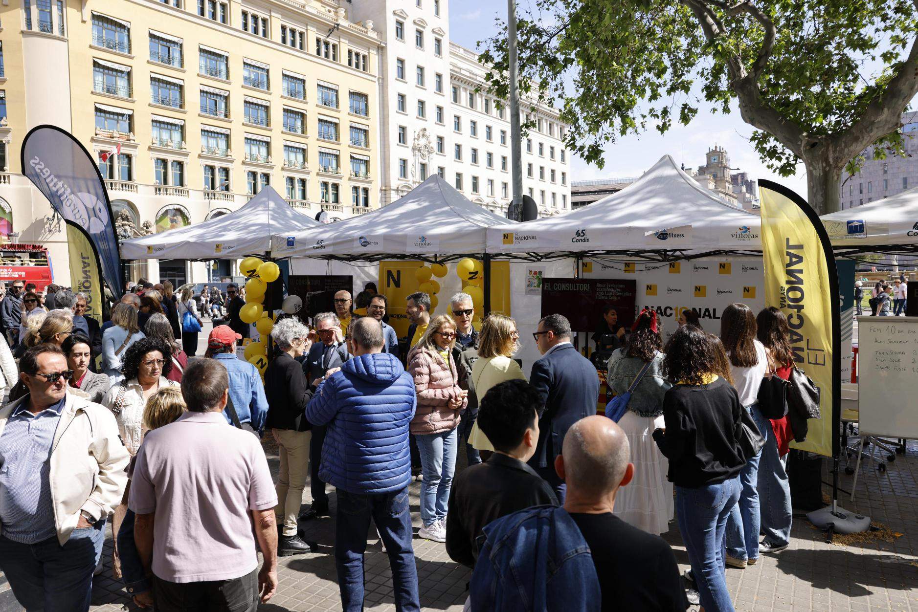 El Nacional triomfa per Sant Jordi i celebra els deu anys envoltat de rius de gent i molt d'amor