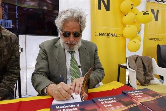 Robert Amsterdam i Christopher Wales signen el seu llibre Hacienda y el Estado Dual carlos baglietto