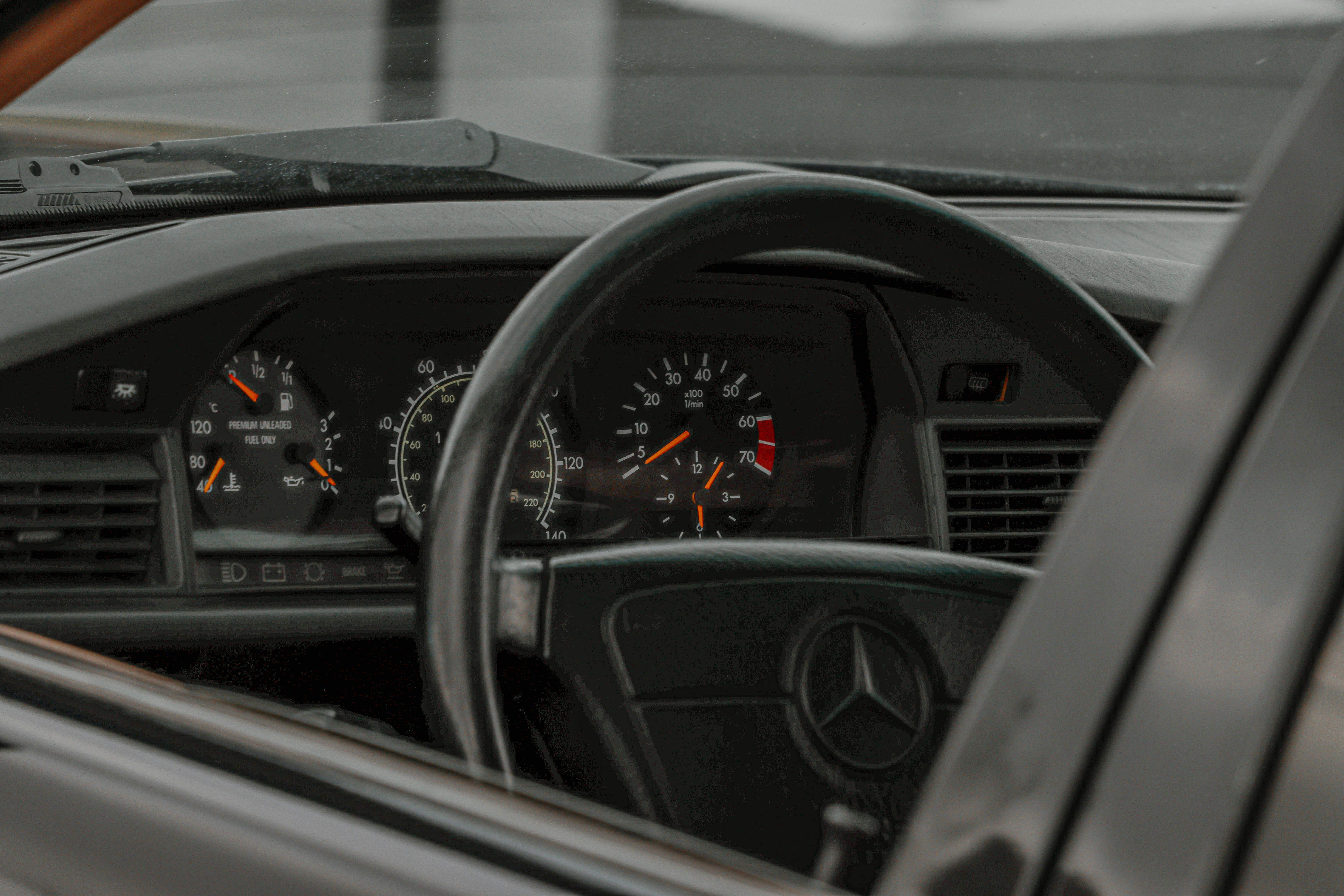 Llums verdes i blaves al quadre de comandament del cotxe: què són i què indiquen