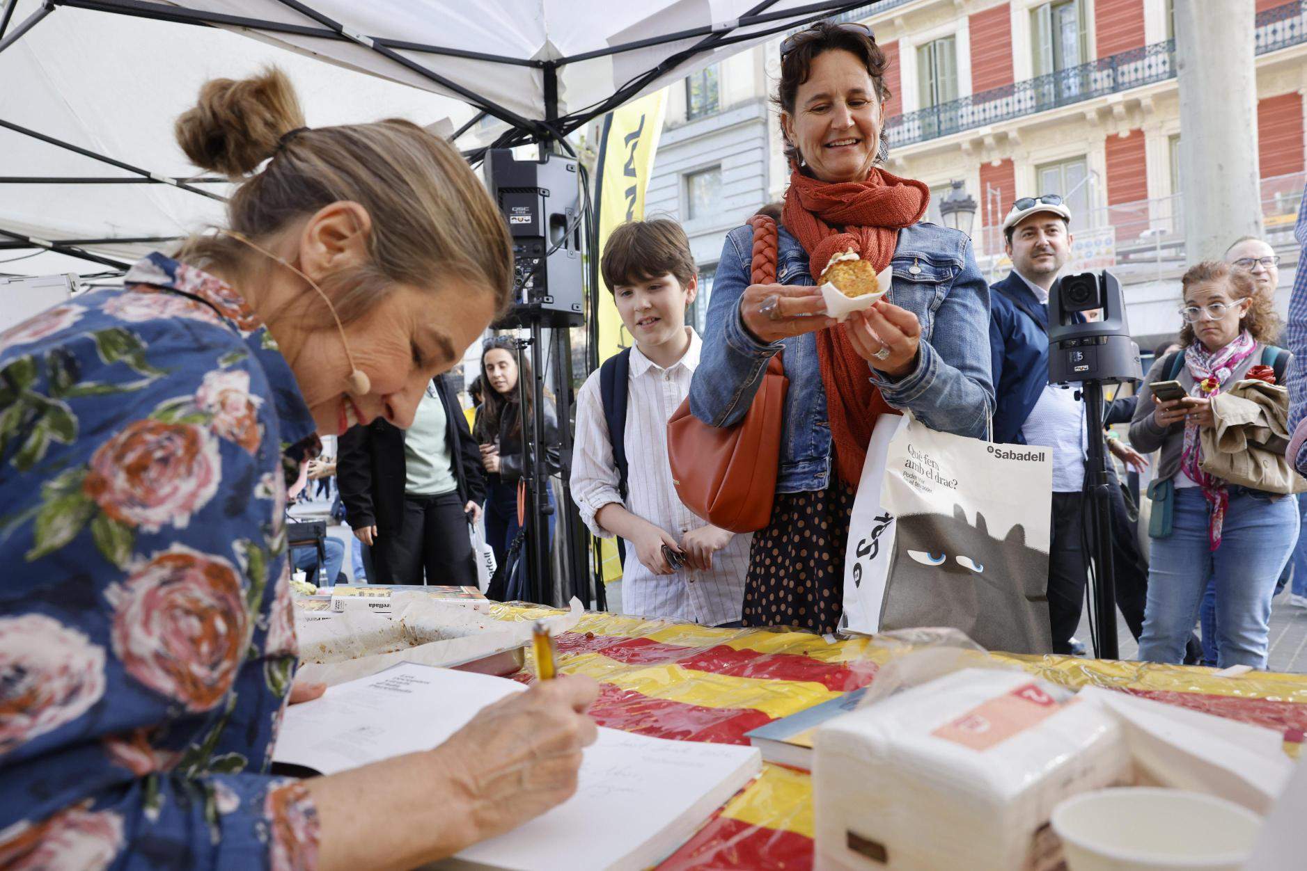 El Nacional triunfa por Sant Jordi y celebra los diez años rodeado de ríos de gente y mucho amor