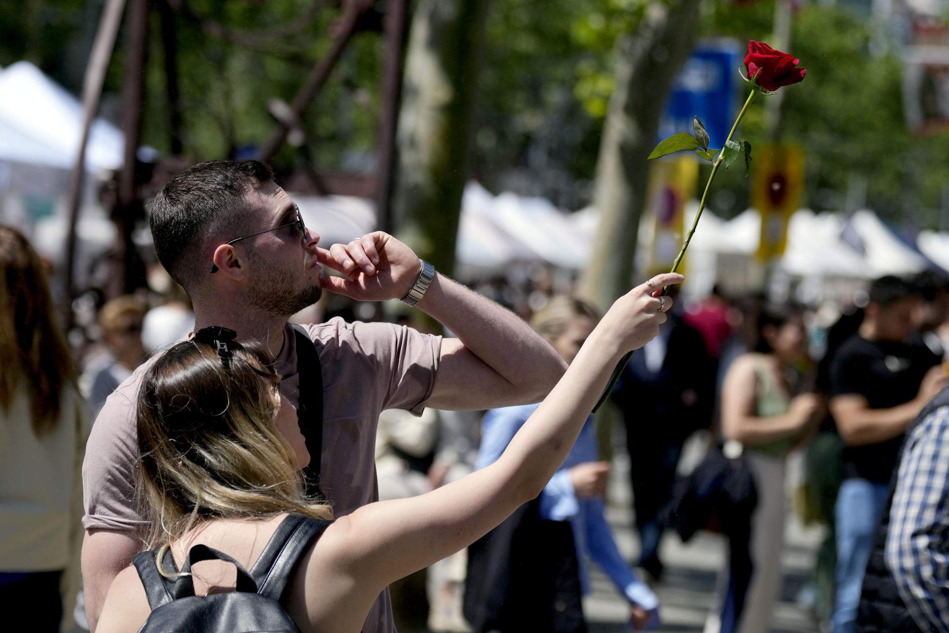 Catalunya celebra un Sant Jordi massiu amb llibres, roses i accent local