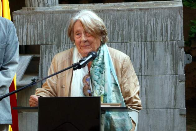 La poetessa Isabel Oliva durant l'homenatge per Sant Jordi a Girona / ACN