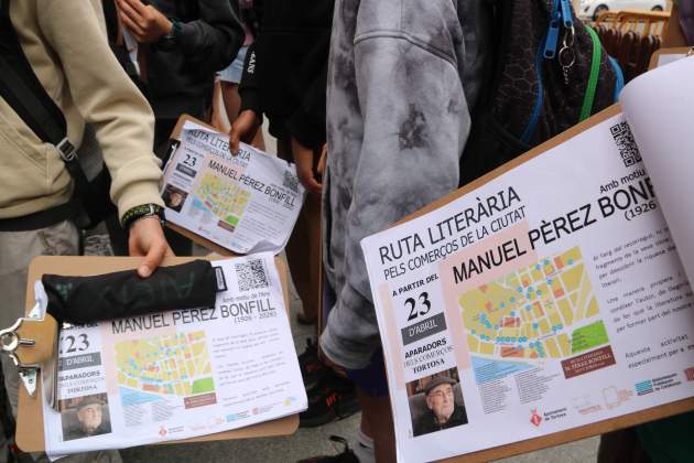 Alumnes amb carpetes seguint la ruta de Manuel Pérez Bonfill / ACN