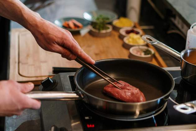 Cuinar la carn. Foto: Pexels