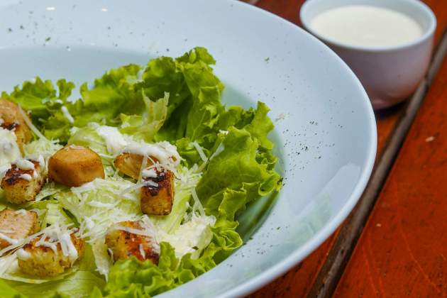 Una ensalada César. Foto: Pexels
