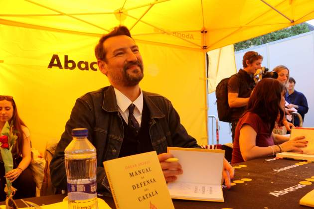 Òscar Andreu signant un exemplar de 'Manual de defensa del català' / ACN