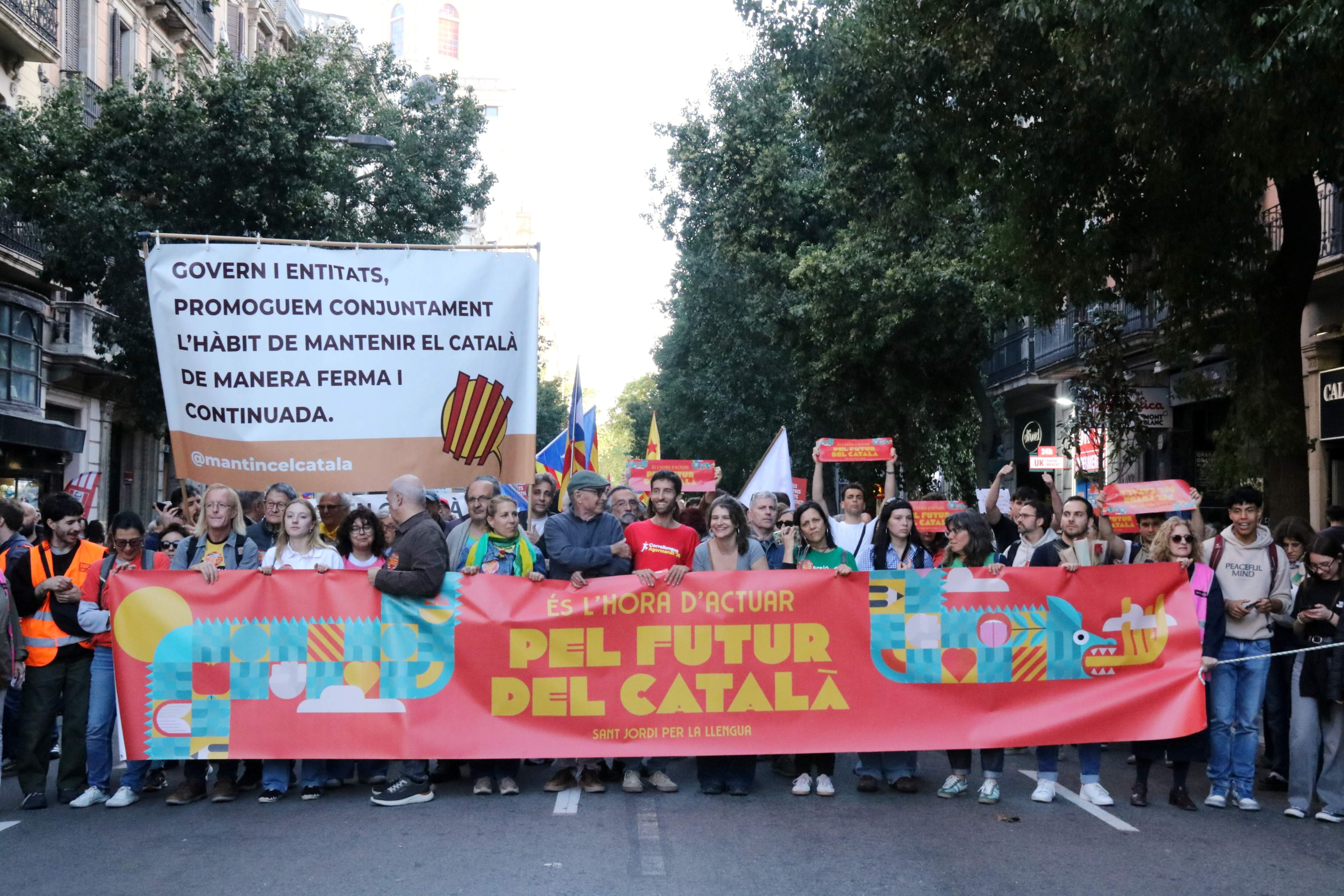 Miles de personas se manifiestan en defensa del catalán por el centro de Barcelona