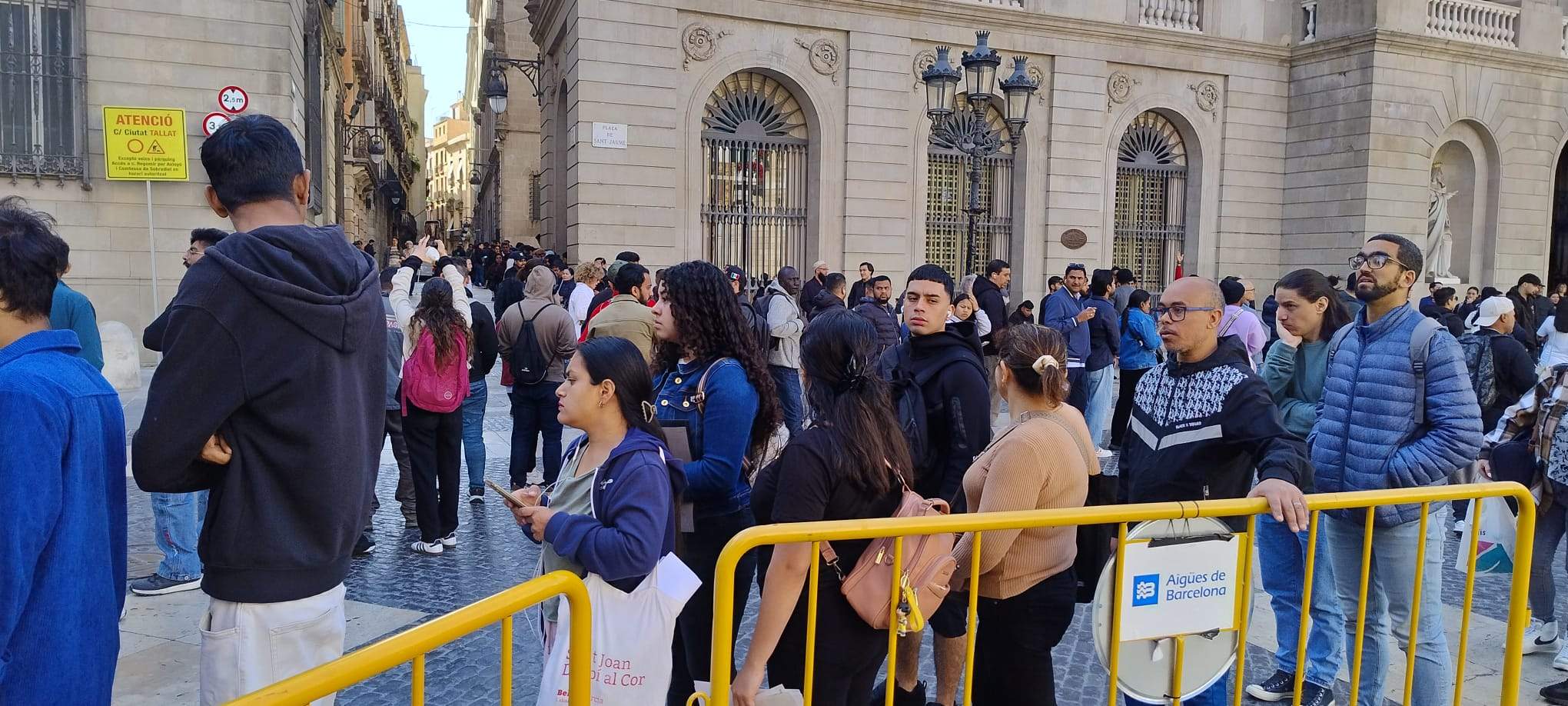 Una cua descomunal per la regulació d’immigrants desborda la plaça de Sant Jaume
