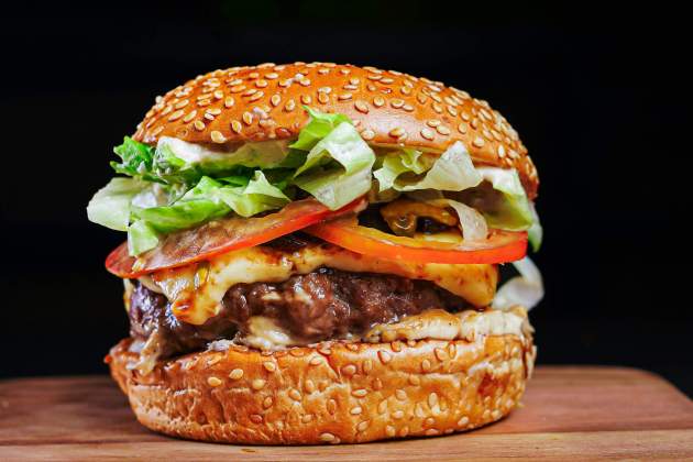 Una hamburguesa. Foto: Pexels