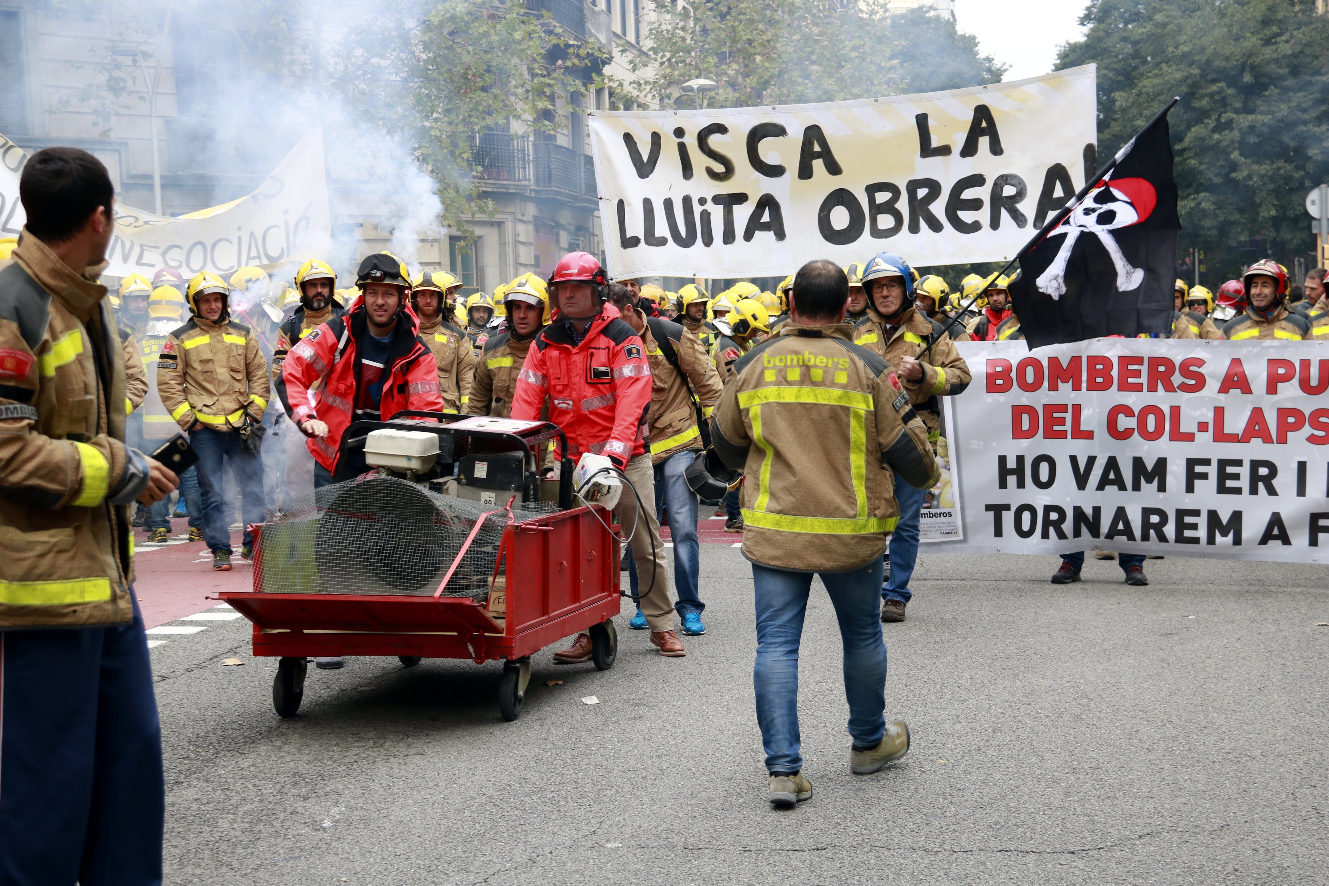Els bombers es planten davant el Parlament per reclamar millores al cos