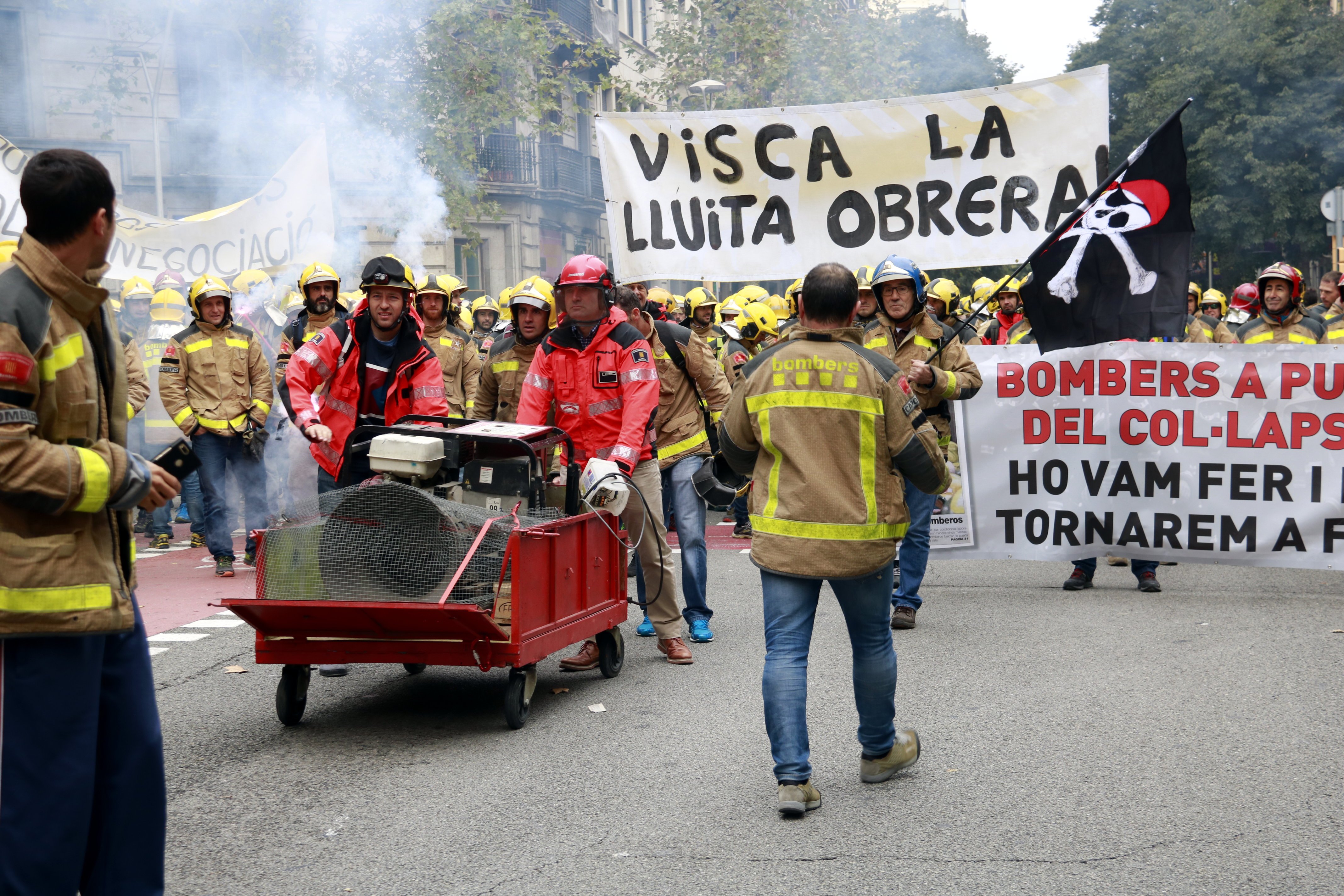 Los bomberos se plantan ante el Parlament para reclamar mejoras en el cuerpo